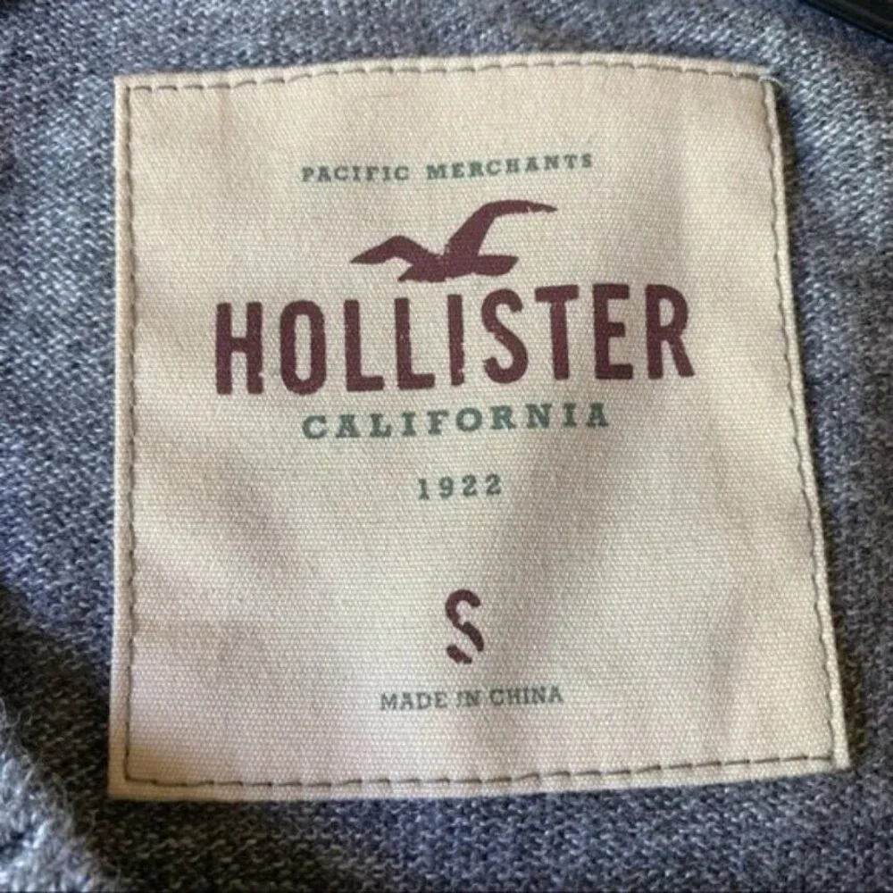 Hollister Men's Long-Sleeved Sweater Size‎ S Lighter Weight V-Neck Logo NWT